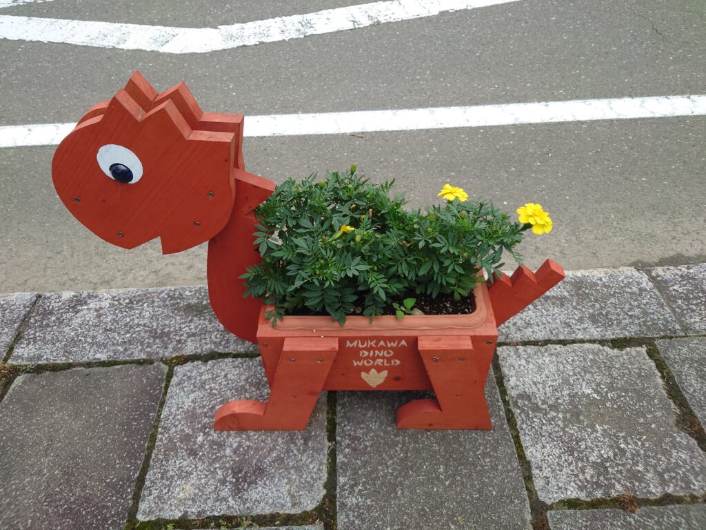 穂別博物館周辺の恐竜の花壇の画像