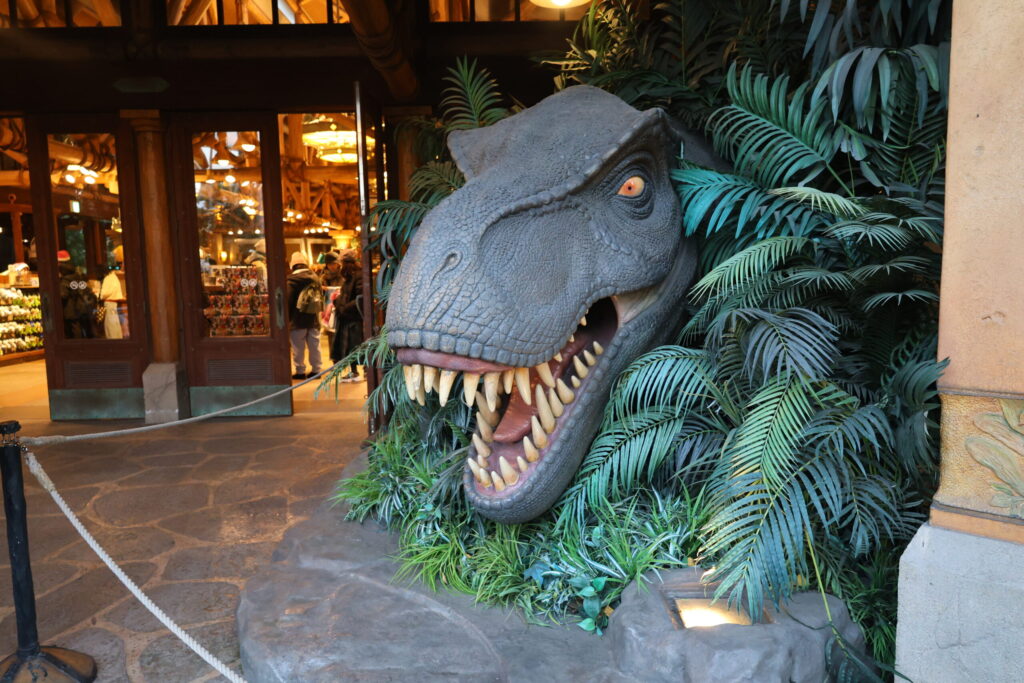 ジュラシック・アウトフィッターズ入口のT-rex