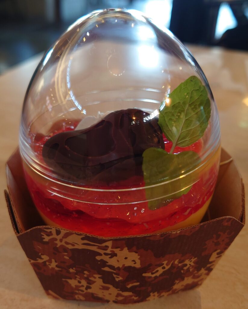 たまごの入れ物の中に恐竜チョコがはいったデザート!