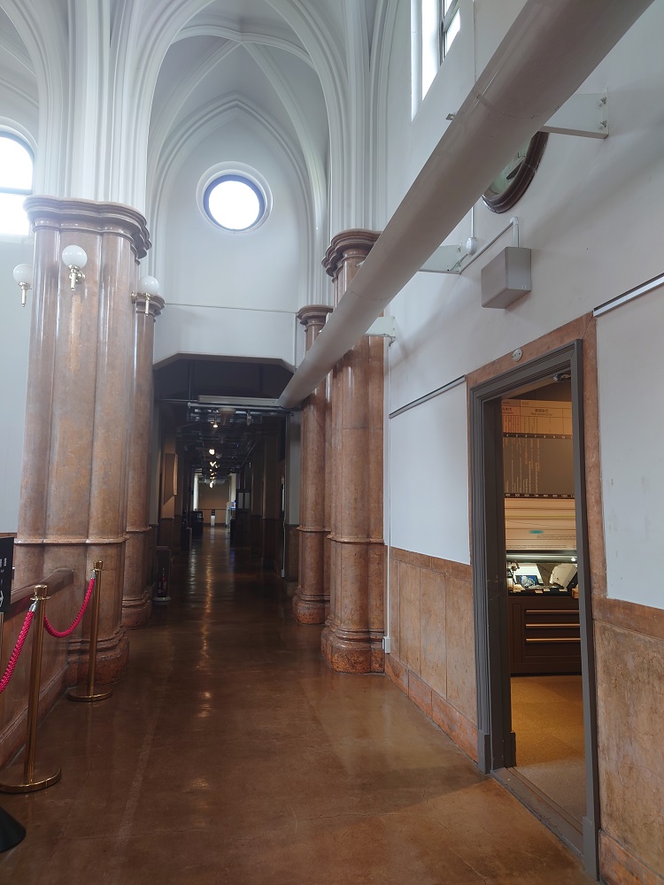 展示室の先の様子や博物館の建物内観