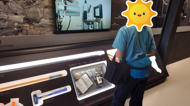 通路に展示されている発掘道具たち