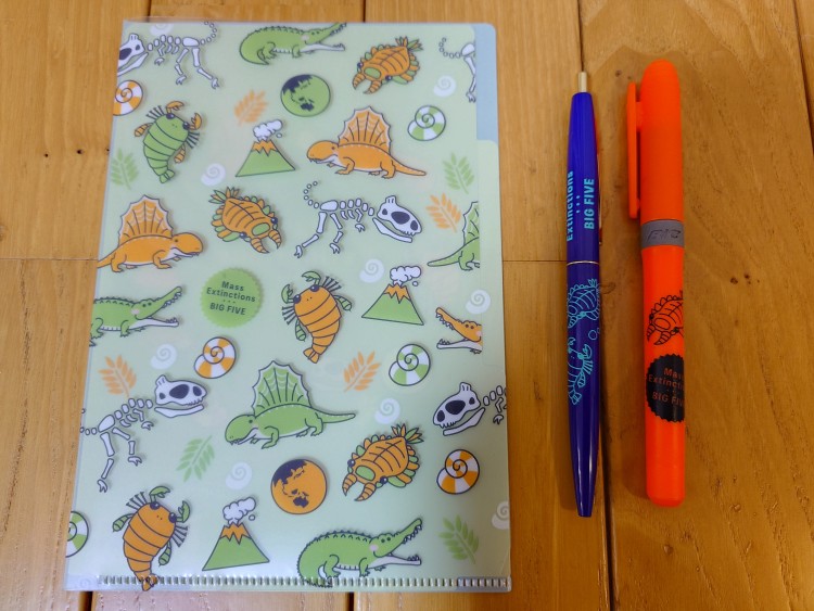 オリジナルグッズ(左)ミニファイル(真ん中)ボールペン(右)マーカーペン