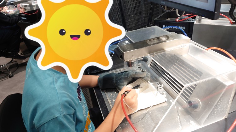 化石クリーニング体験の様子