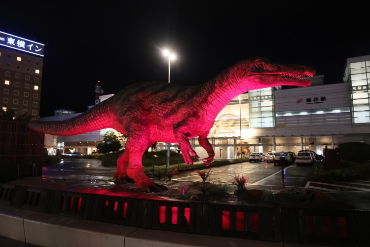 ライトアップされた福井駅前のスコミムスのロボット