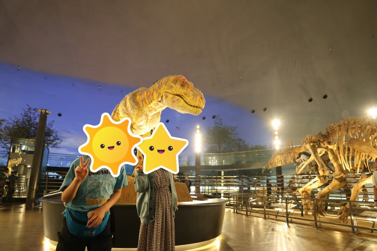 動くティラノサウルスと記念写真