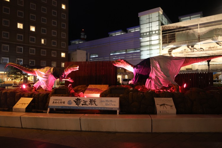 ライトアップされたフクイサウルスとフクイラプトルのロボット