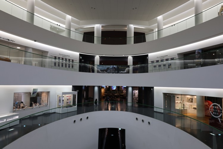 常設展示へと続くエスカレーター