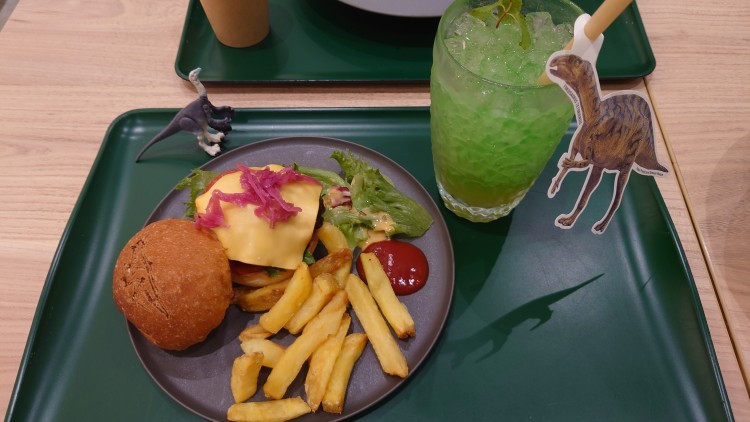 肉食ティラノバーガー＆フクイサウルスソーダ
