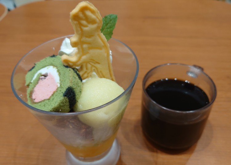 恐竜パフェとコーヒー