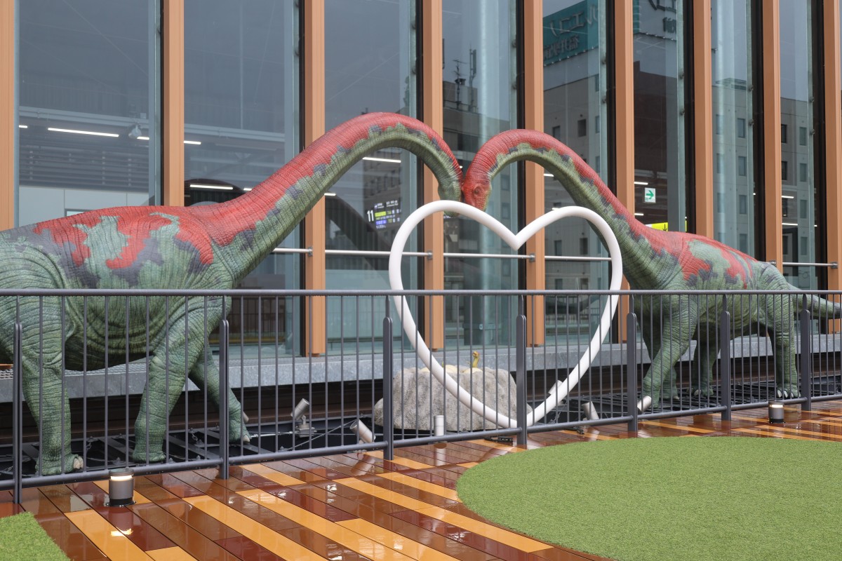 福井観光センター屋上のフクイティタンのオブジェ