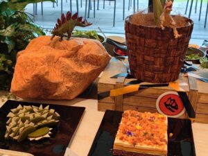 ステゴサウルスクッキーと地層ケーキ