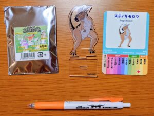 アクスタ(上)とオリジナルボールペン