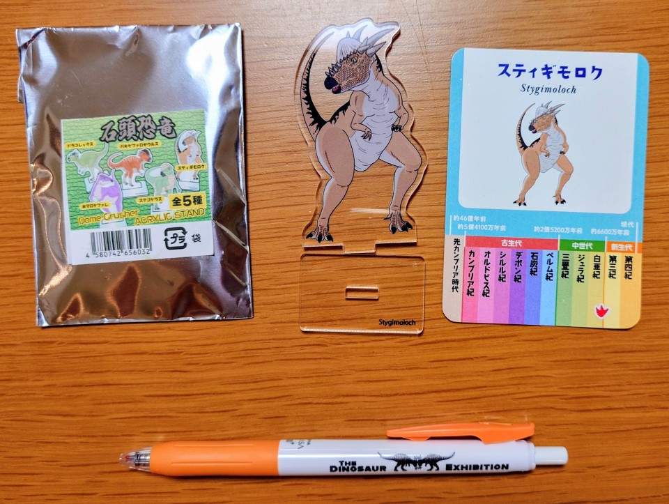 アクスタ(上)とオリジナルボールペン