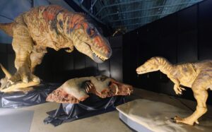 ティラノサウルスの親子の食事シーン