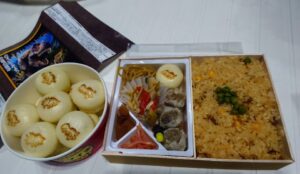 シュウマイまん(左)と炒飯弁当(右)